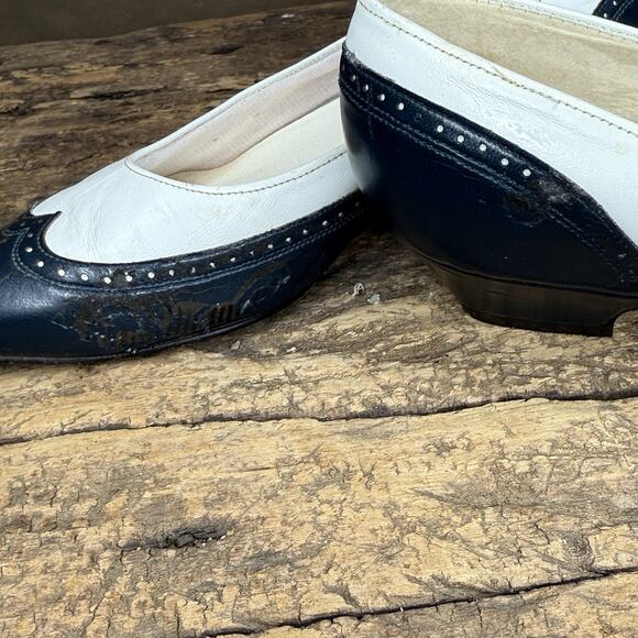 Vintage Red Cross Two-Tone Comfort Flats / Low Heels Women’s (Navy + Ivory) 6AA - Picture 7 of 11